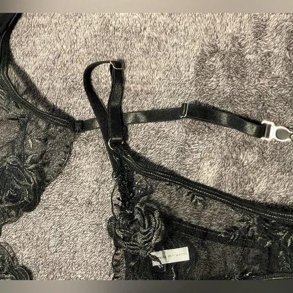 Elegant Black Lace Lingerie Set - Picture 9 of 11